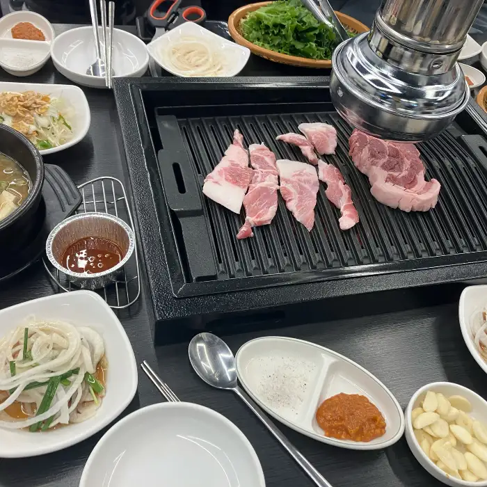 식탁에 차려진 다양한 반찬과 곁들임 메뉴