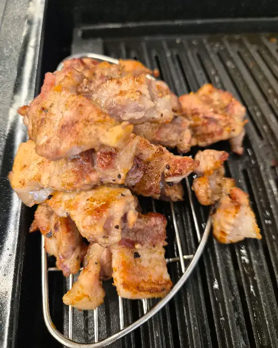 소주와 맥주병이 놓여 있는 모습
