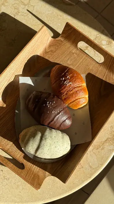 진열된 빵과 커피