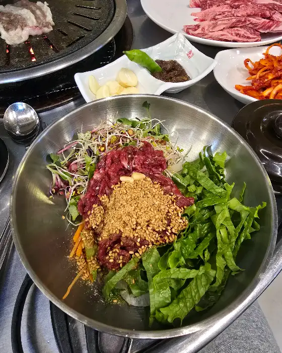 신선한 한우 고기들이 진열된 모습