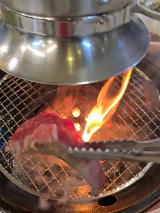 연탄불 위에서 구워지고 있는 소고기