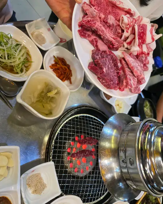 다양한 밑반찬과 함께 준비된 소고기