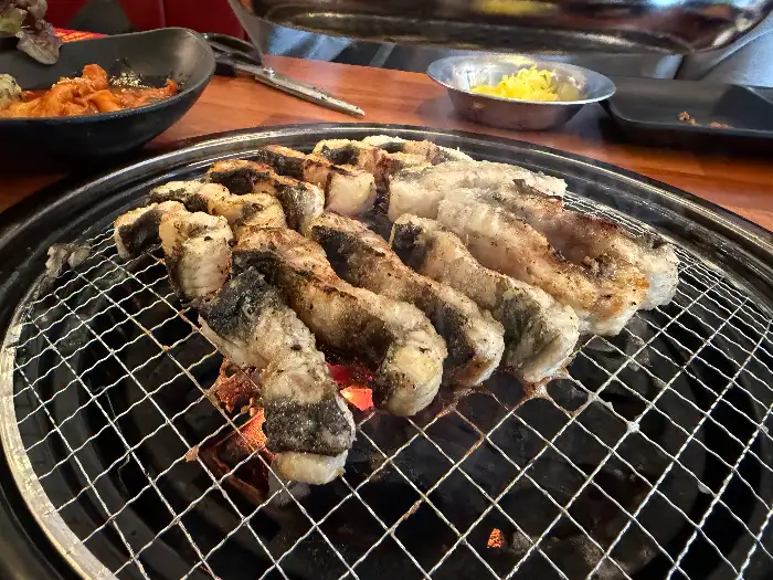 숯불 위에서 노릇노릇 구워지는 두툼한 장어