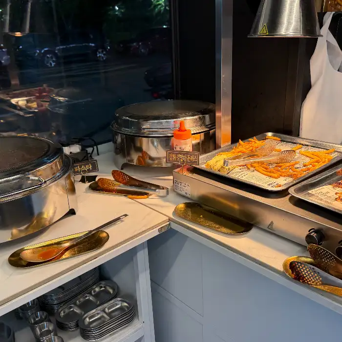 셀프바에 준비된 다양한 튀김류와 떡볶이