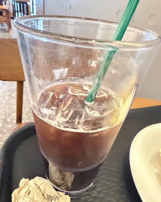 아이스 아메리카노가 담긴 투명 컵