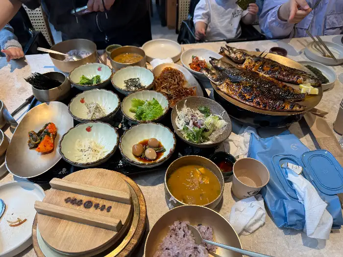 다양한 밑반찬들이 차려진 한상차림