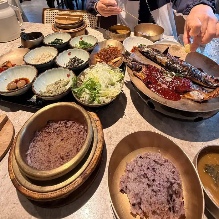 전체적으로 푸짐하게 차려진 식탁 풍경