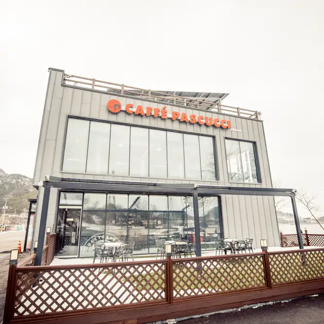 파스쿠찌 백수해안도로점 내부에서 본 바다 풍경