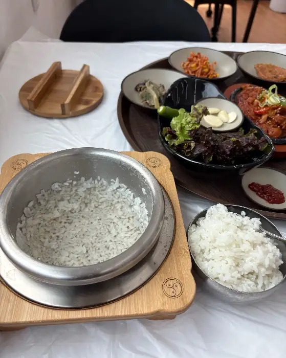 갓 지은 솥밥