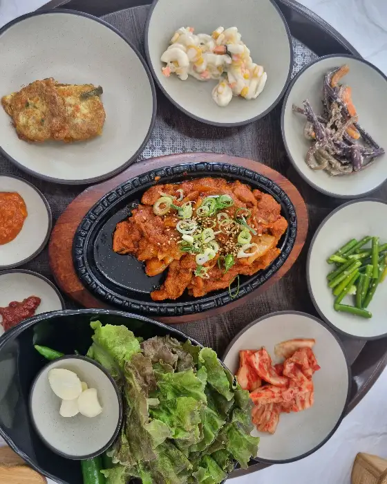 제육볶음과 다양한 반찬
