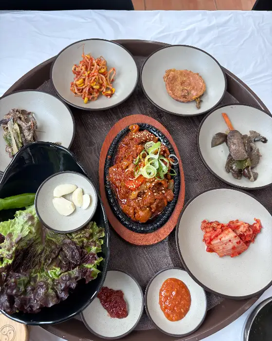 정갈하게 차려진 제육볶음 정식