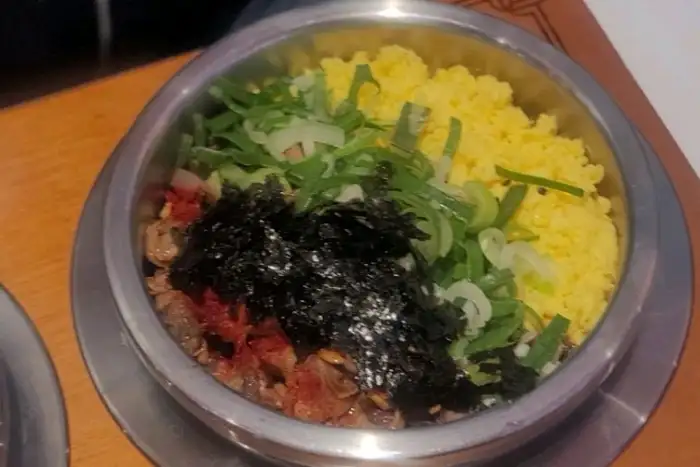 솥밥 위에 올라간 풍성한 재료들