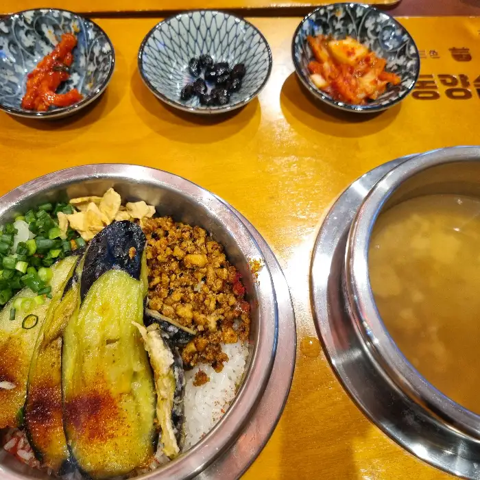 새콤달콤한 김치와 짭조름한 콩자반