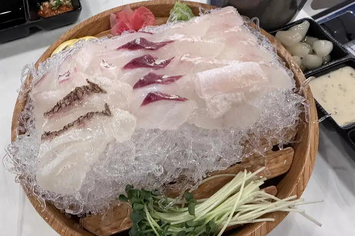푸짐하게 담긴 모듬회