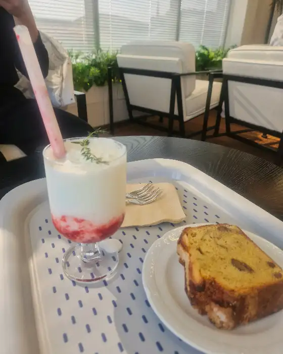 커피와 함께 나온 크로플과 아이스크림