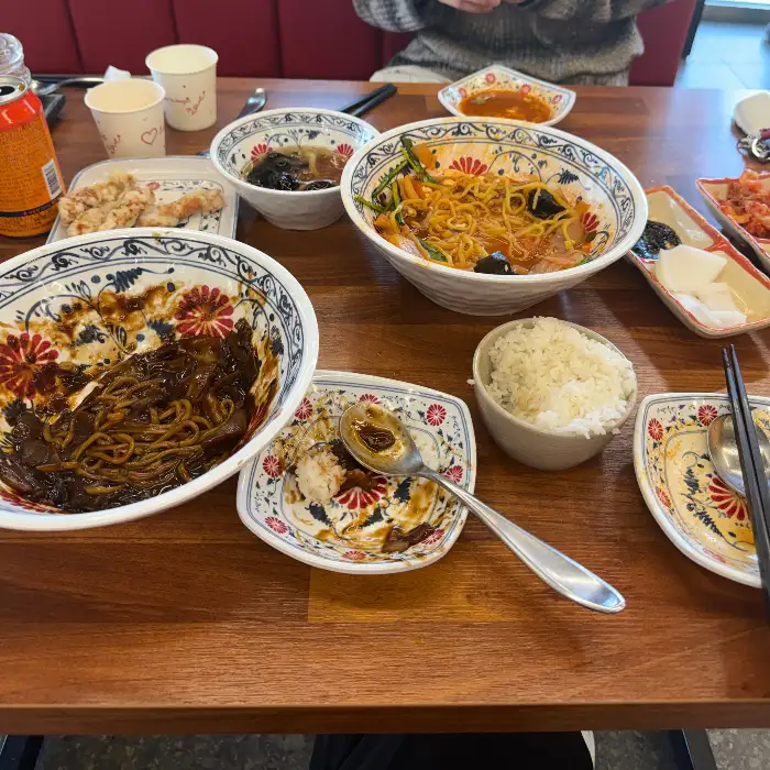 식사 중인 테이블