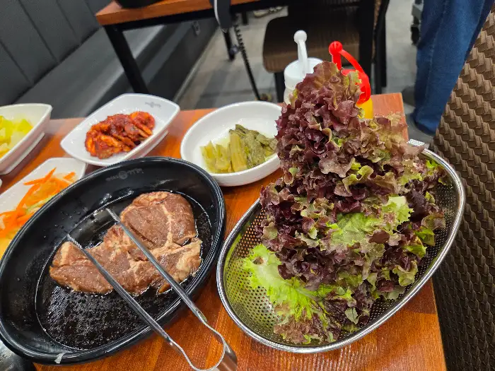 쌈채소와 함께 준비된 갈비