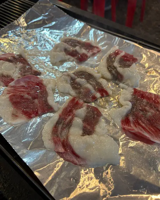 알루미늄 호일 위에 올려진 차돌구이
