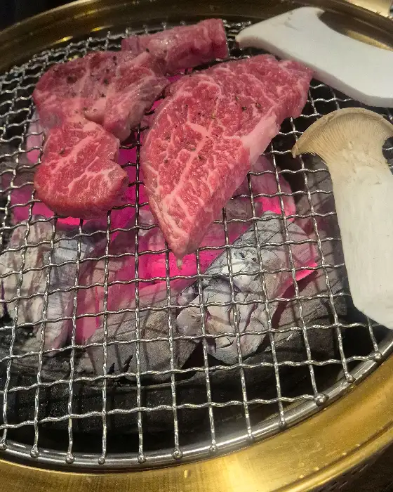 먹음직스럽게 구워진 소고기 조각들