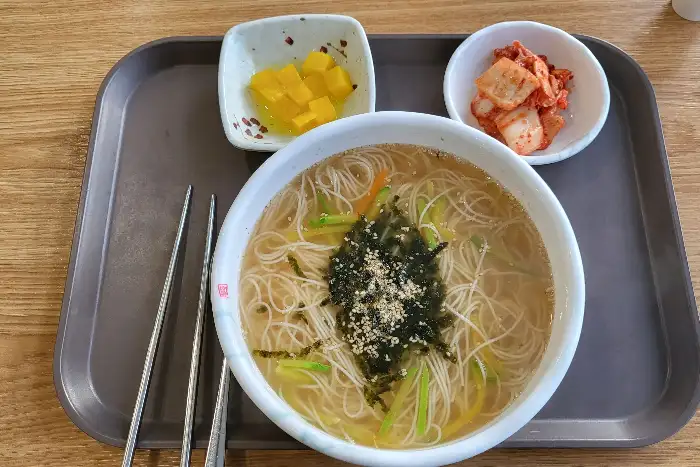 깔끔한 차림의 면 요리와 반찬
