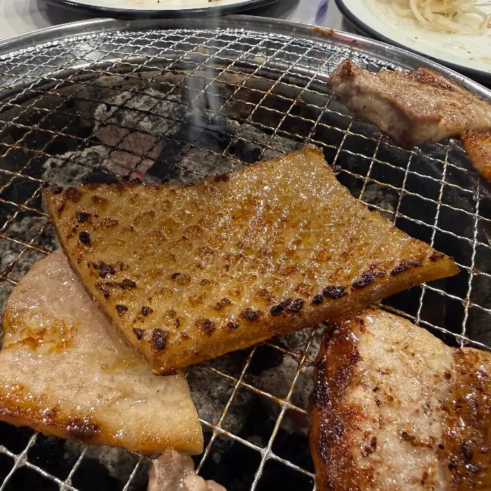 바삭하게 구워진 돼지 껍데기