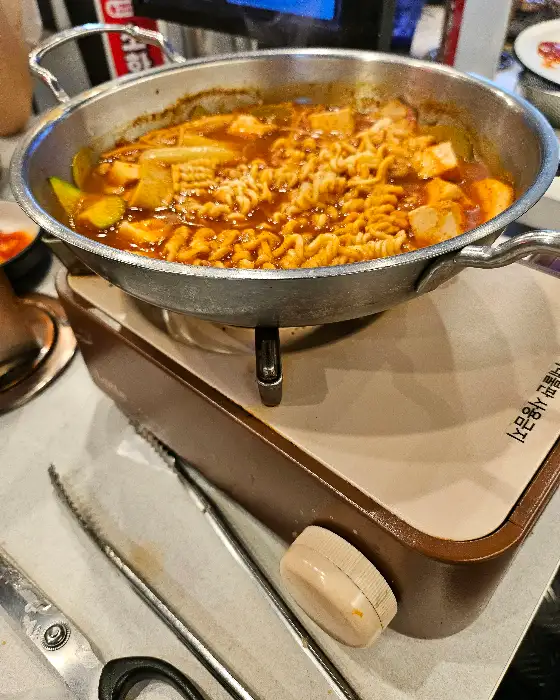 끓고 있는 즉석 라면 냄비
