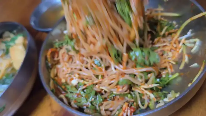 비빔쫄면 비비는 모습