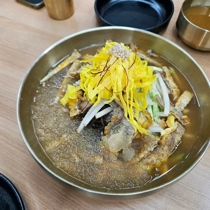 푸짐한 고명과 육전이 올라간 시원한 진주냉면