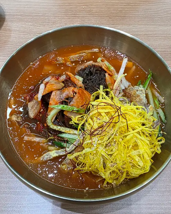 매콤한 양념과 신선한 고명이 어우러진 비빔냉면
