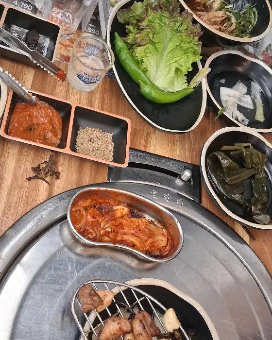테이블에 차려진 다양한 쌈 채소와 곁들임 반찬들