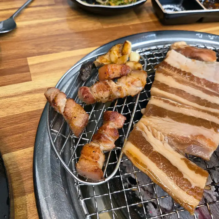 지글지글 구워지고 있는 삼겹살 조각들