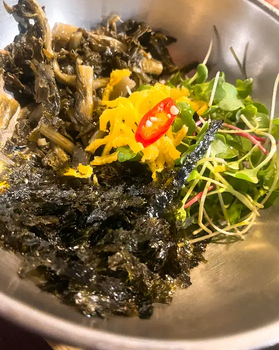 신선한 채소와 김, 채 썬 계란 지단 등이 올라간 비빔밥 재료의 모습.