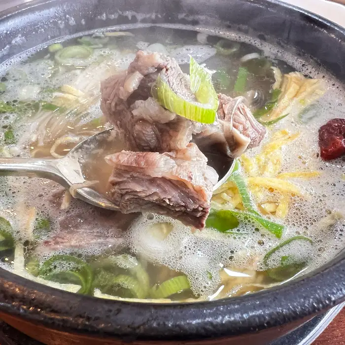 푸짐한 갈비탕 한 그릇