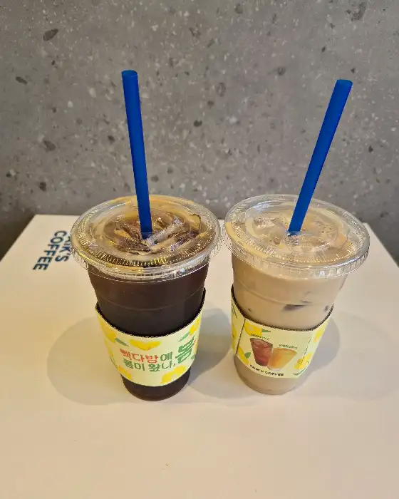두 잔의 아이스 음료