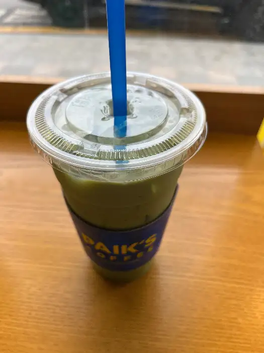 컵에 담긴 녹색 음료