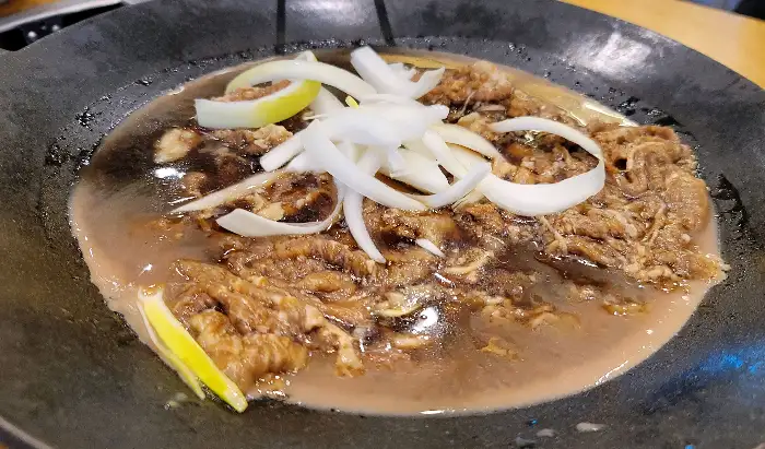 소스와 양파가 올려진 불고기 요리