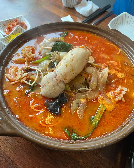돌판 짜장에 듬뿍 들어간 해산물과 채소