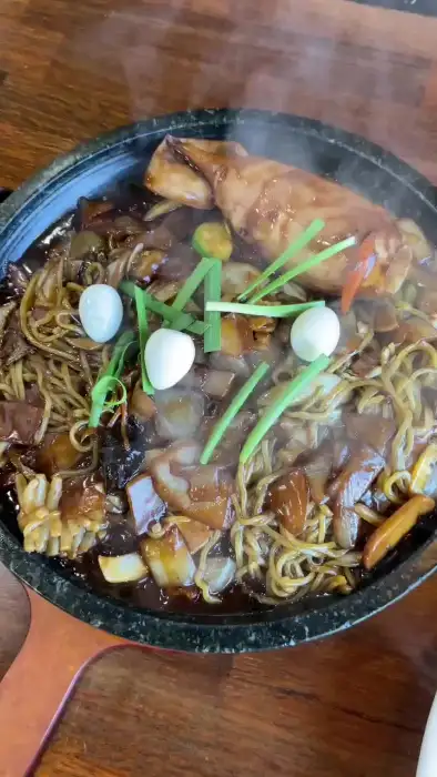돌판 짜장의 면과 고명 모습