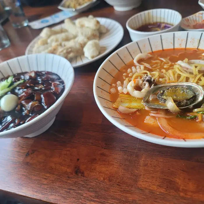 짜장면과 짬뽕, 탕수육이 함께 놓인 상차림