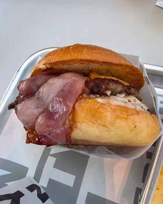 베이컨이 올라간 수제버거 클로즈업