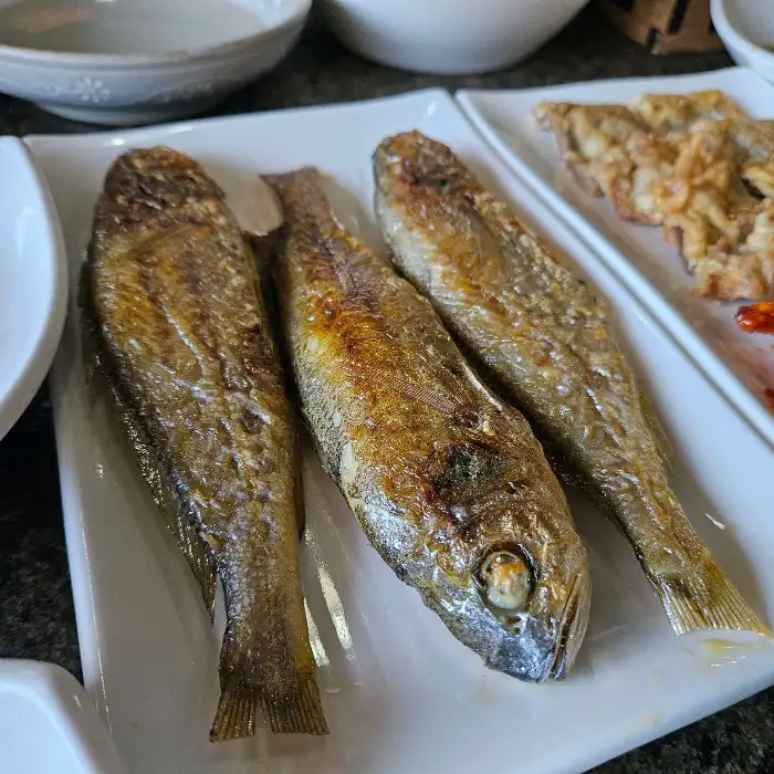 다양한 밑반찬과 생선구이가 담긴 한 상차림