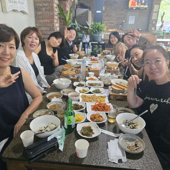 여러 사람이 둘러앉아 식사하는 모습