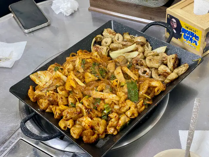야채곱창과 알곱창이 함께 나온 철판