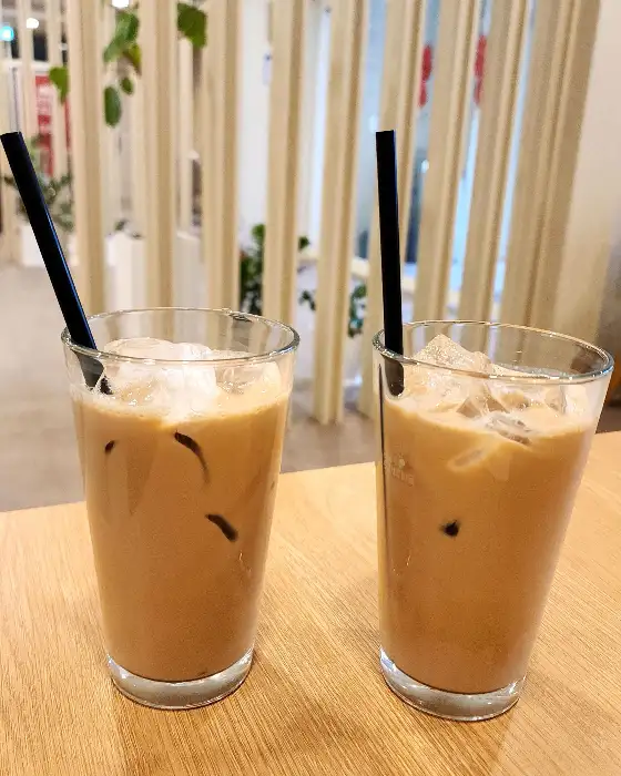 두 잔의 아이스 라떼