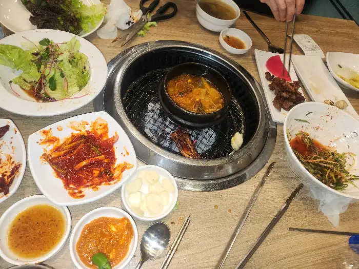 솔가숯불갈비 보령대천점 기본 반찬 및 숯불 구이 테이블 전체 모습