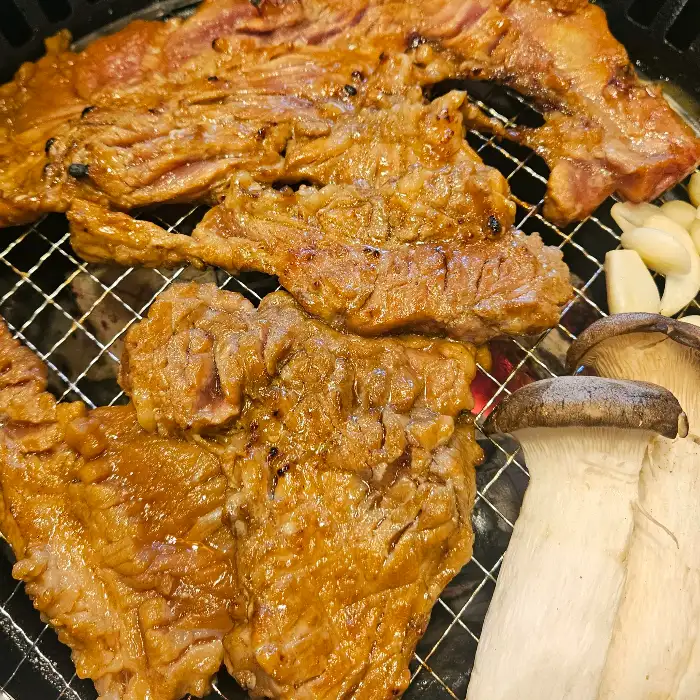 솔가숯불갈비 보령대천점 숯불 위에 구워지는 양념 갈비