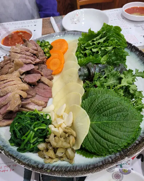 수육과 곁들임 채소