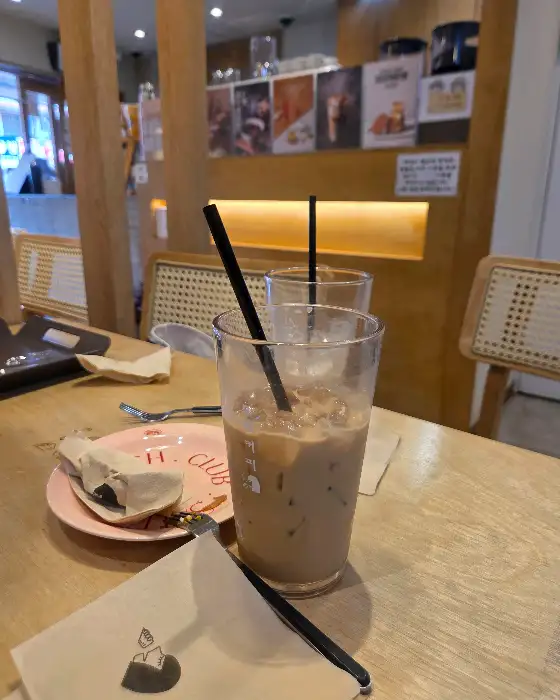 모리커피 음료와 테이블 세팅
