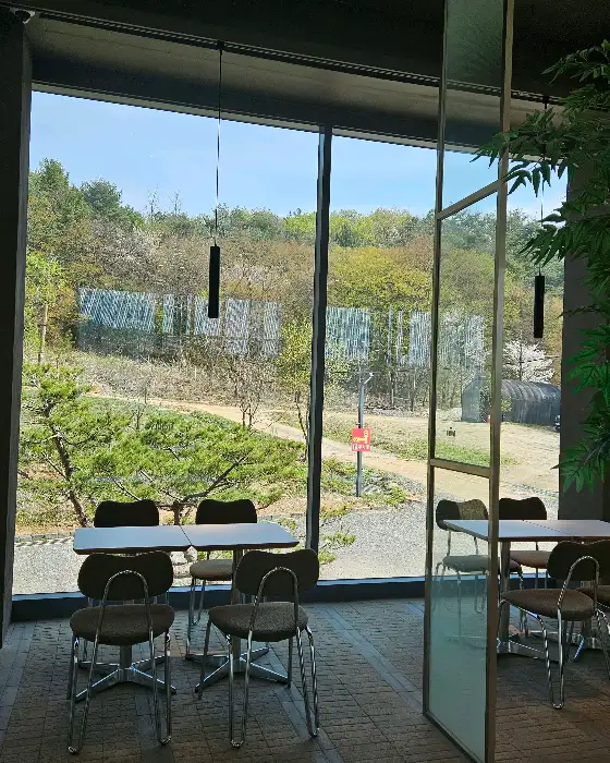 창가 자리에서 바라본 북한산 풍경
