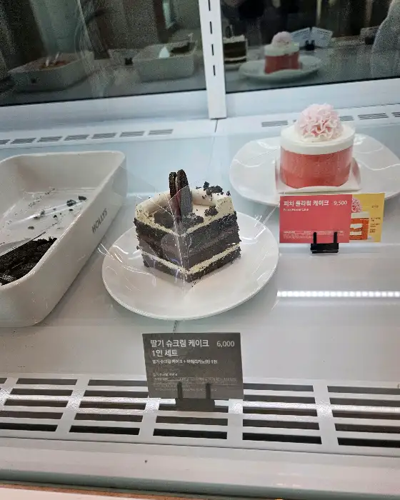 진열된 케이크와 디저트